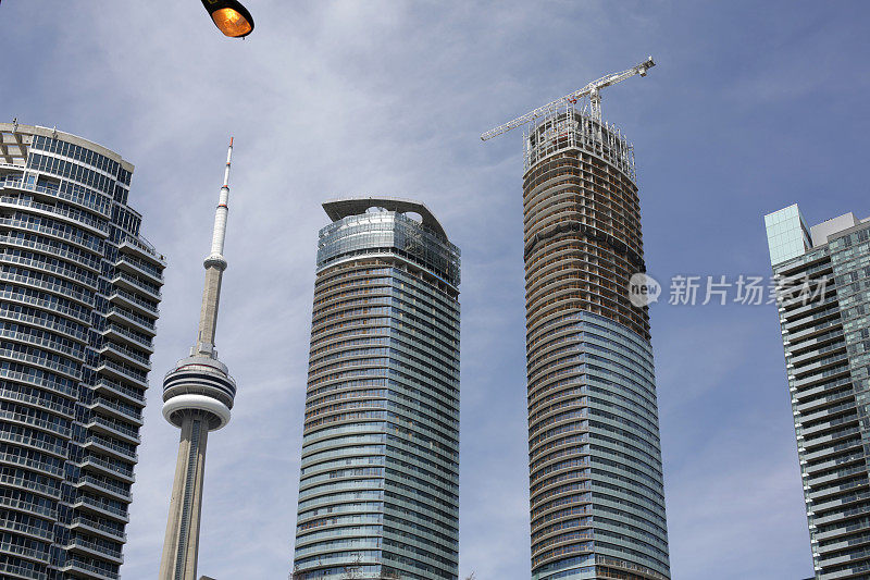 加拿大安大略省多伦多市中心的CN Tower和Condos